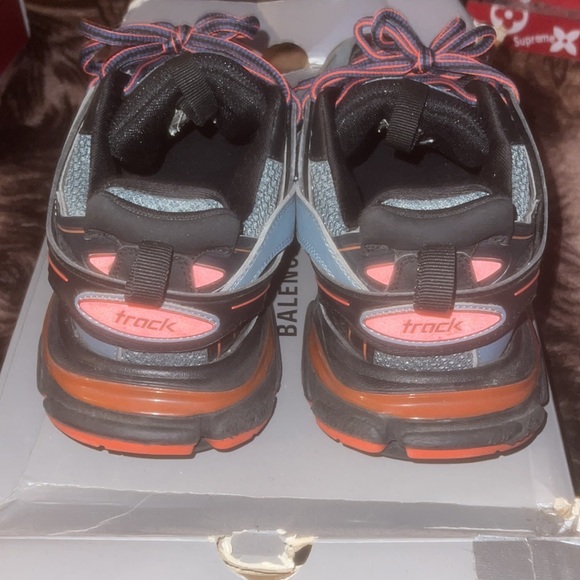 Balenciaga - Picture 5 of 9